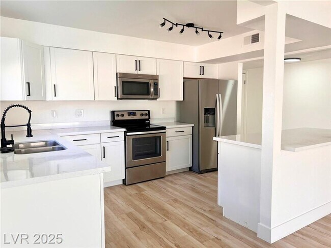 Building Photo - Stylish 4-Bed Home with Pool, Spa & No HOA...