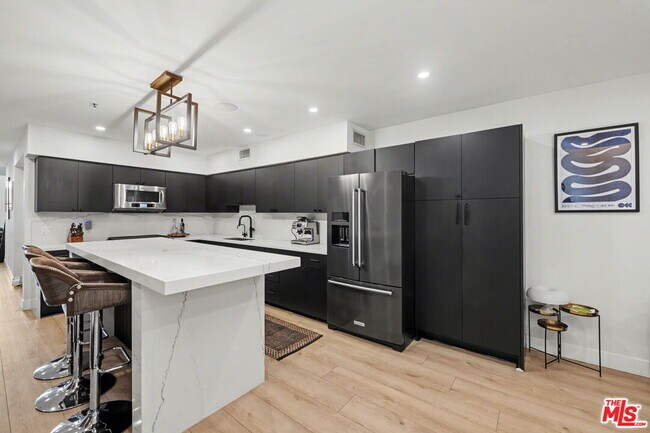 Building Photo - 700 Main St