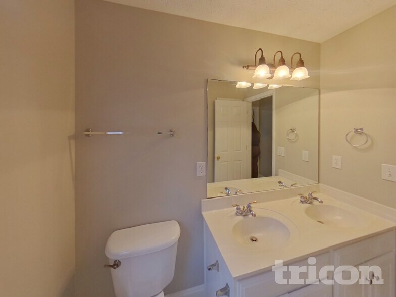 Building Photo - 122 Ivy Trce