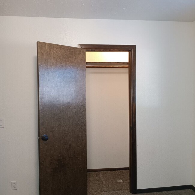 Building Photo - Great Home & Office is Ready for you in Jefferson!