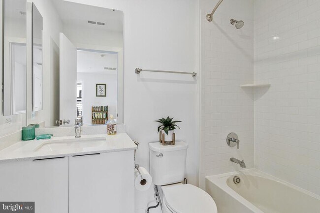 Building Photo - 40 Mural Walk NE