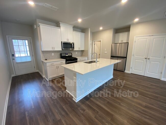 Building Photo - 168 Timberland Ave