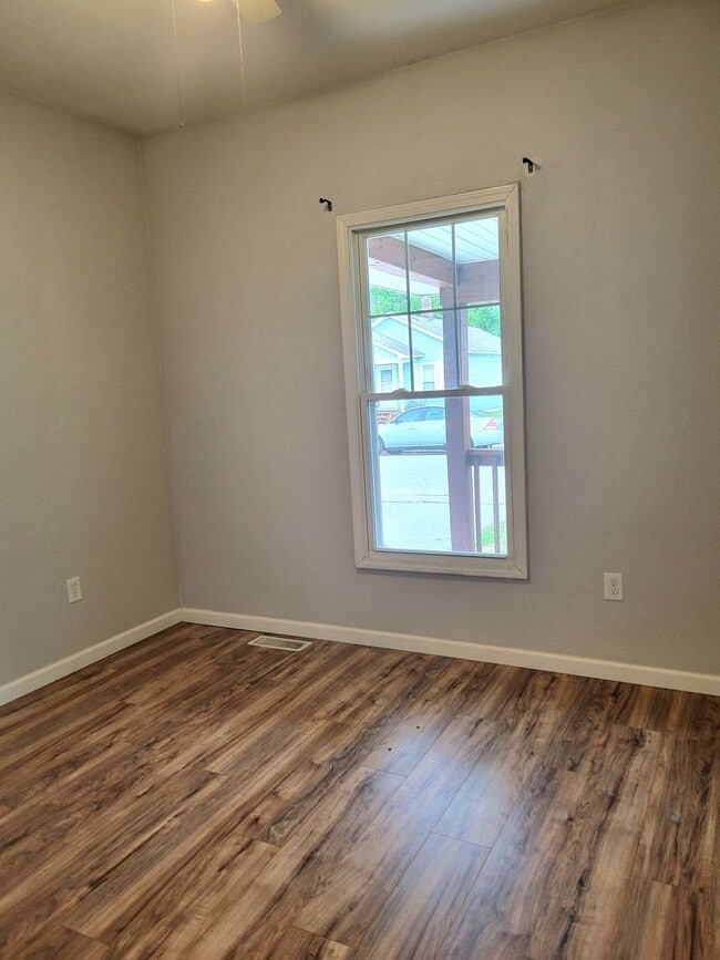 Building Photo - Renovated and Move in Ready...769 Condit, ...