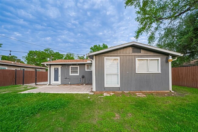Building Photo - 2226 Rainbow Dr