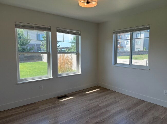 Building Photo - Stunning Kalispell Home in Silverbrook nei...