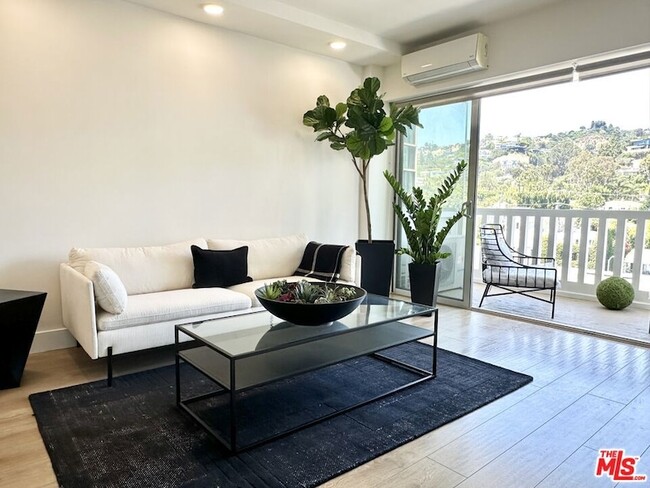 Building Photo - 999 N Doheny Dr