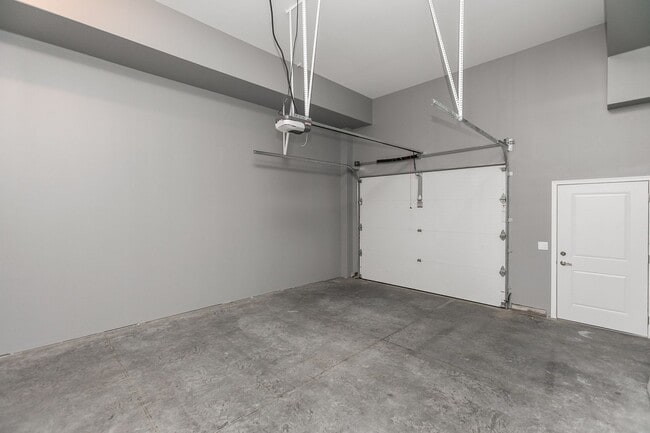 Building Photo - Spacious Townhome with Heated Garage Just ...