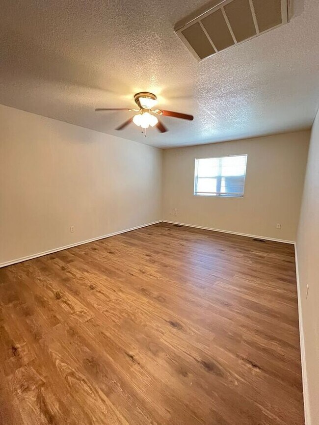 Building Photo - Large 2 Bed 2 Bath