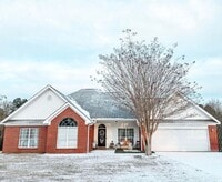 Building Photo - Charming Columbus Home with Fireplace, Natural Light & Outdoor Space