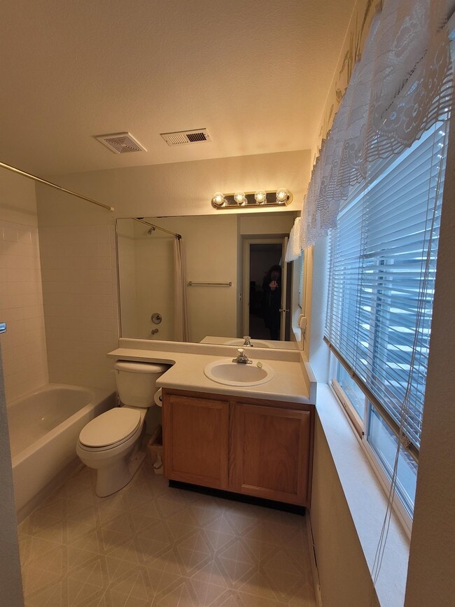 Building Photo - 127 Misty Creek Dr