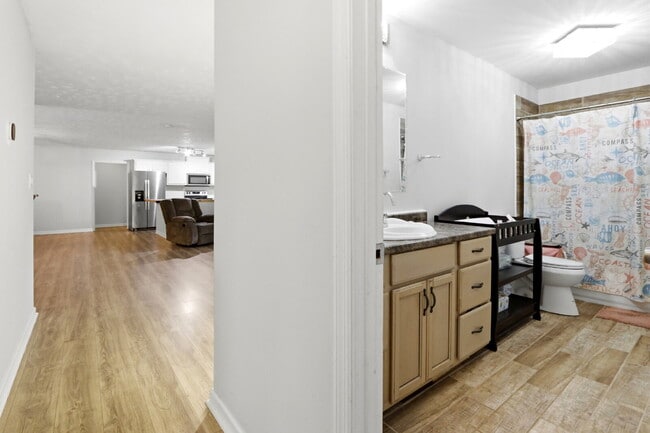 Building Photo - 607 Oakwood Ave