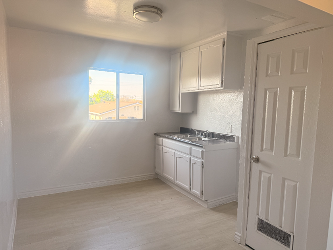 Building Photo - 1156 W 39th St