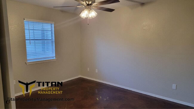Building Photo - Remodeled 2Bed/1Bath Apartment