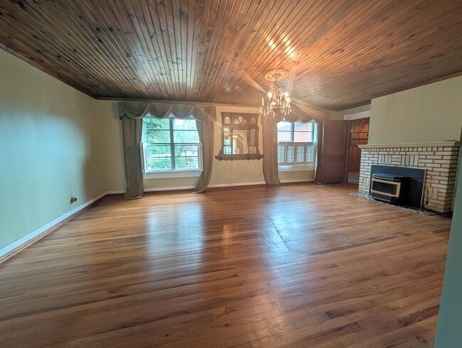 Building Photo - Charming Raindrop Hill Farmhouse on Gibson Lane - All Utilities Included