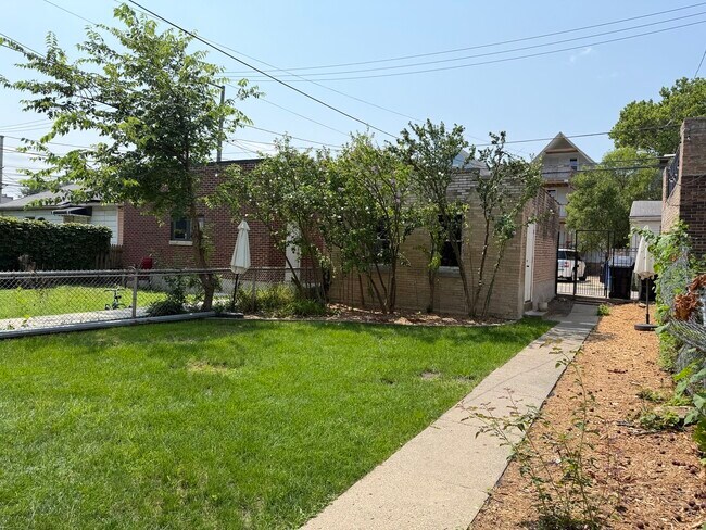 Building Photo - 2036 N Sawyer Ave