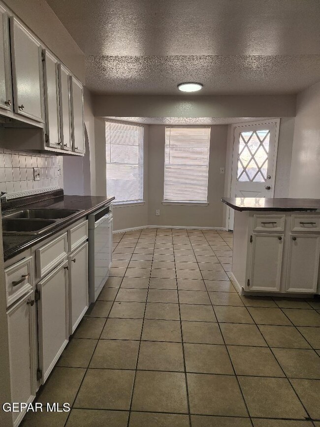 Building Photo - 2912 E Glen Dr