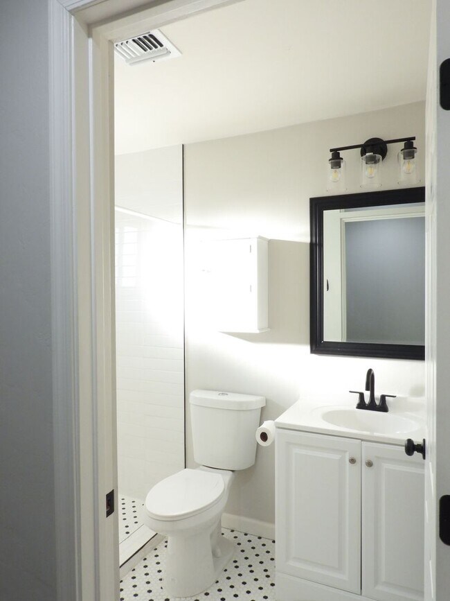 Building Photo - Close to Downtown 3 Bed 2 Bath with Fenced Backyard