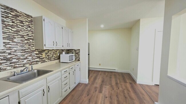 Building Photo - 8 Wall St