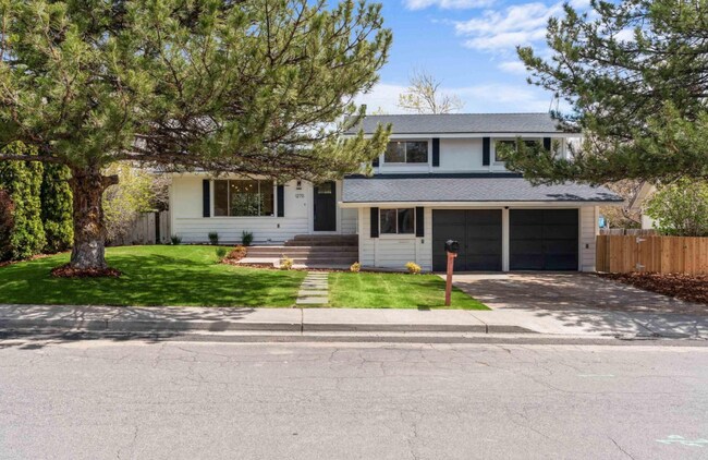 Front view (2) - 1270 Kirston St