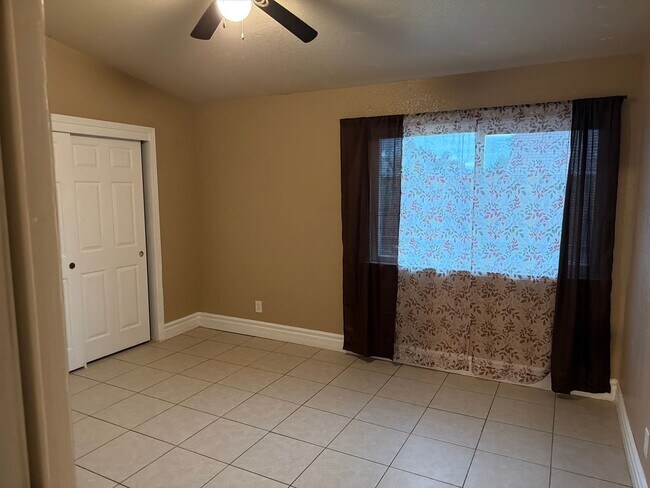 Building Photo - 2127 Park View Dr