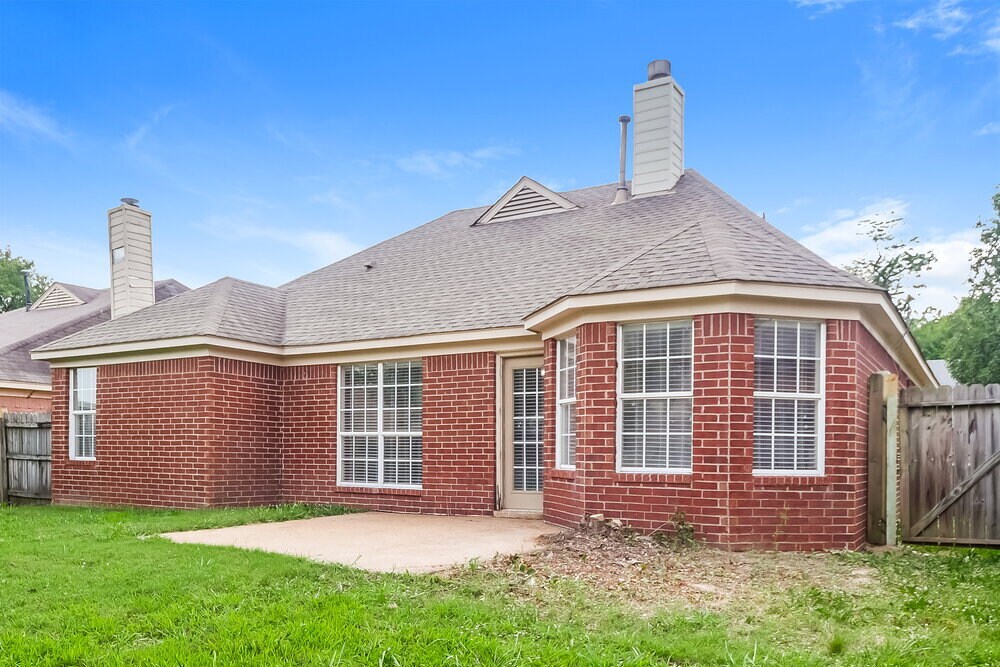 Building Photo - 3840 Clarion Dr