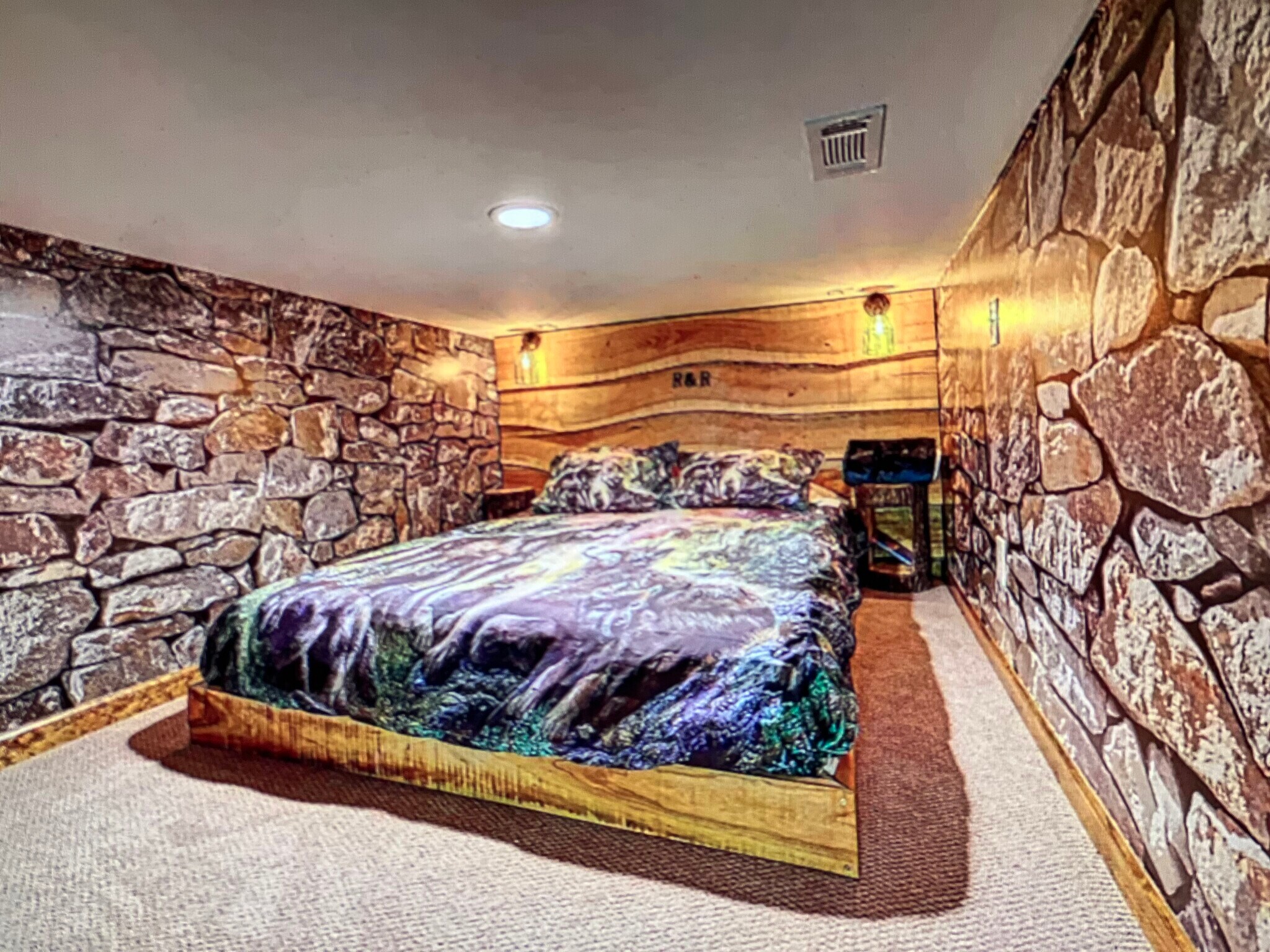Four rooms queen bed - 7022 Aska Rd