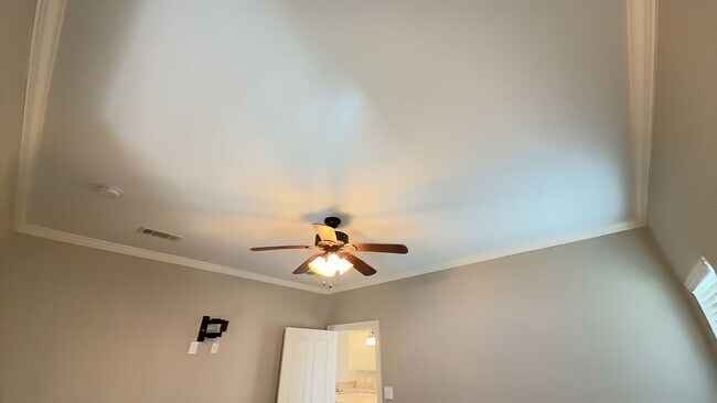 Building Photo - 3 Bedroom 2 Bath home located in coveted L...