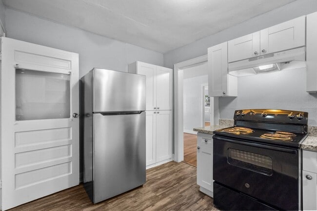 Building Photo - Cozy 3 Bedroom, 1 Bath Home - Spacious Liv...