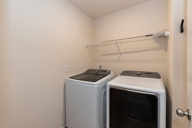 Building Photo - Gorgeous End Unit Townhome!