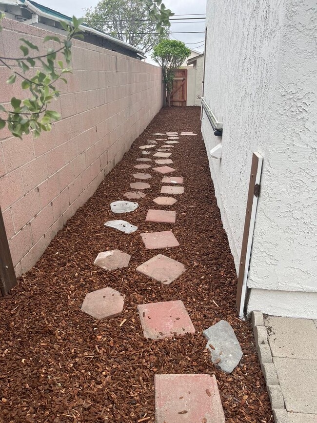 Building Photo - Lomita - Traditional Style - 4 bd / 2 ba H...