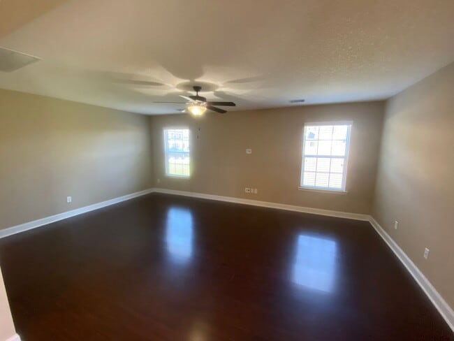 Building Photo - HUGE FENCED YARD, COMMUNITY POOL