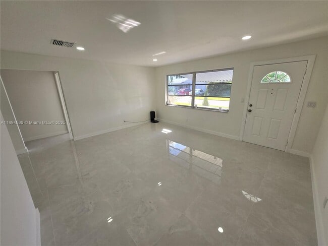 Building Photo - 600 SW 8th Pl
