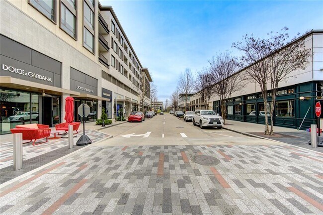 Building Photo - 2310 Briarglen Dr