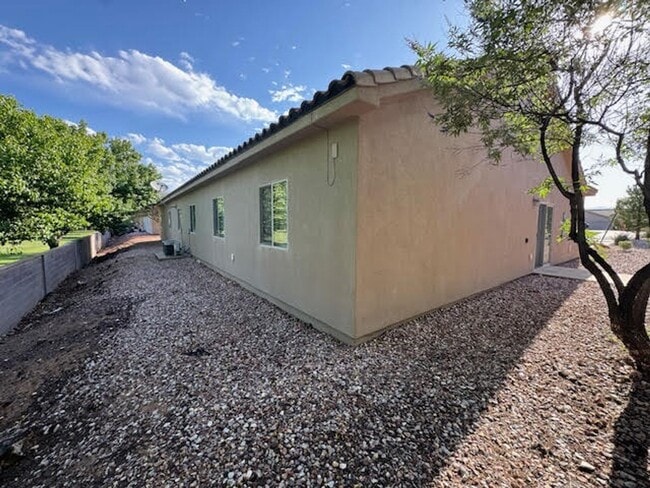 Building Photo - Duplex in Hurricane