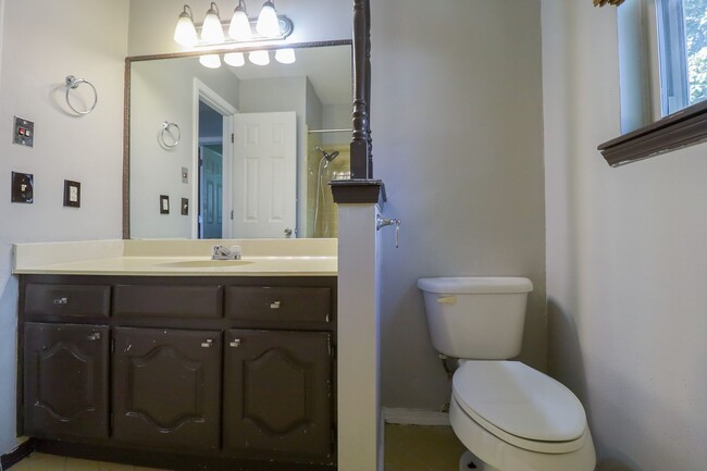 Building Photo - 4 Bedroom Home Available For Immediate Mov...