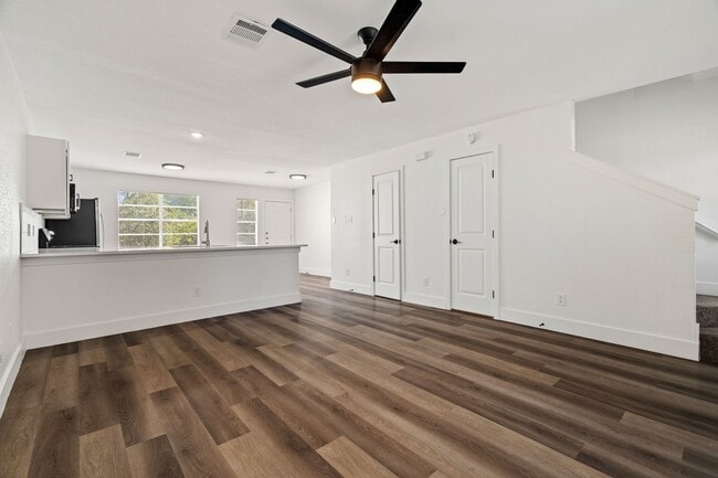 Building Photo - River Crossing Townhome - 2Bd-2.5BA - Redone to the Nines -  W/D - Resort Pool