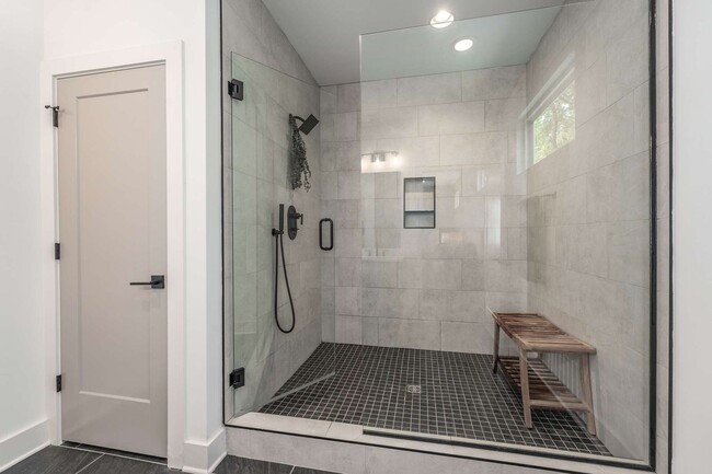 Building Photo - Prestine & Partially Furnished North Nashv...