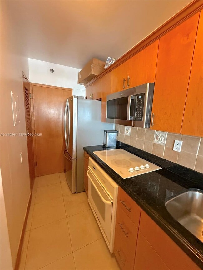 Building Photo - 100 Lincoln Rd