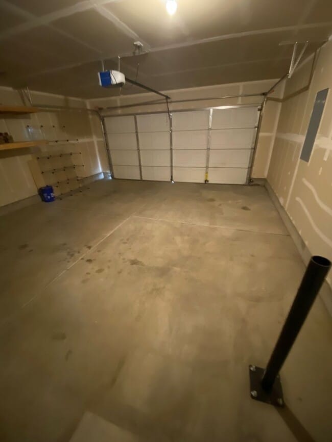 Building Photo - Newer NE Home, Gas Heat & A/C, All Applian...
