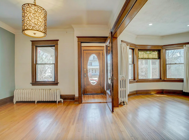 Building Photo - Perfect 5BR Home in Uptown!