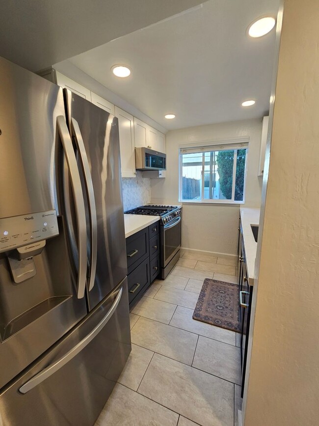 Building Photo - 1394 N Loop Dr