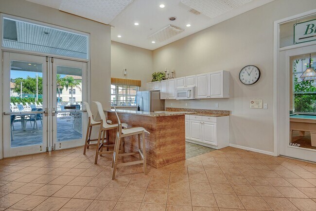 Building Photo - Spacious 3 bedroom, 2 bath condo with a lake view in Palmer Ranch