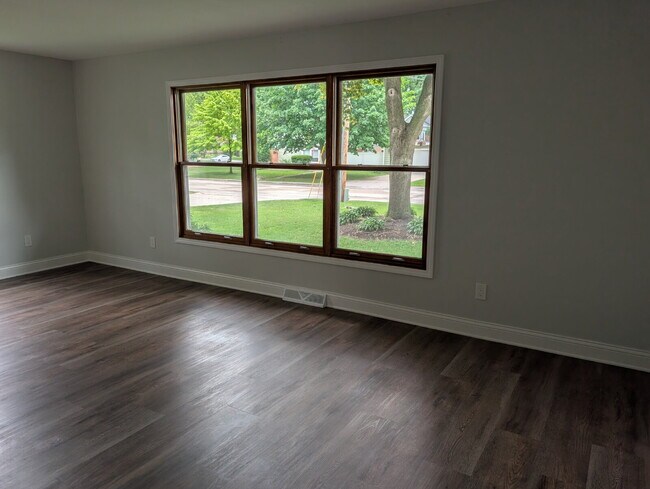 Building Photo - Spacious 4 bedroom 3 bathroom family home in Neenah