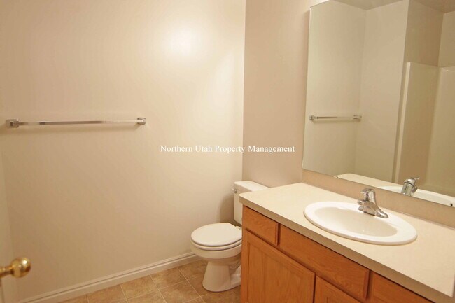 Building Photo - 2 Bed, 2 Bath Townhome