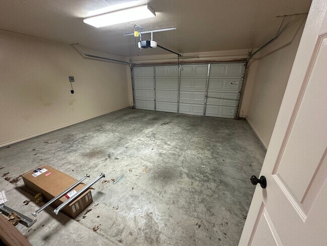 Building Photo - AVAILABLE NOW!!