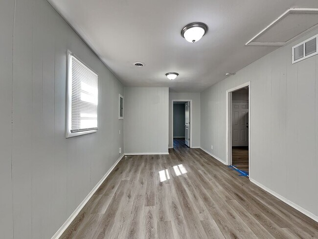 Building Photo - Beautiful 4BR 1BA Home w/  Granite Counters, Stainless Steel Appliances and Big Backyard in Grand...