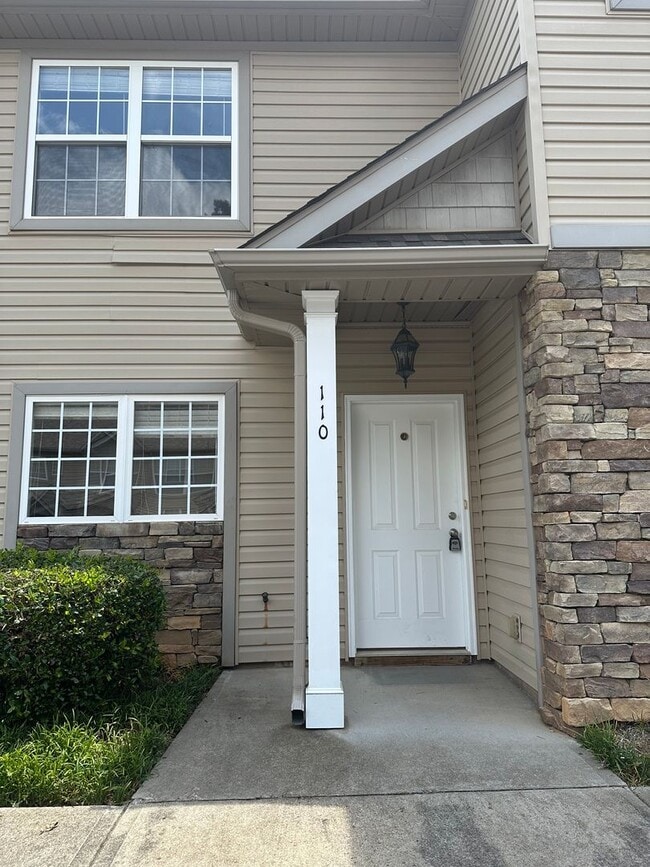 Building Photo - Beautiful townhome located minutes from Ch...
