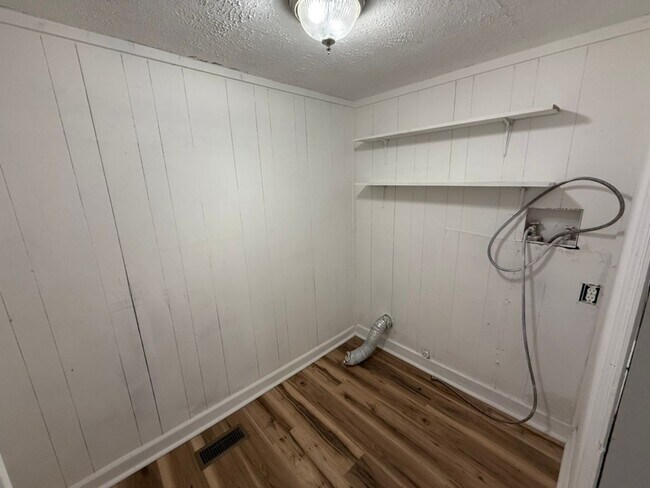 Building Photo - Charming 2-Bedroom Home for Rent – Spaciou...