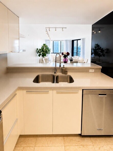 Building Photo - 520 Brickell Key Dr