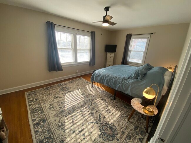 Building Photo - 930 E 56th St